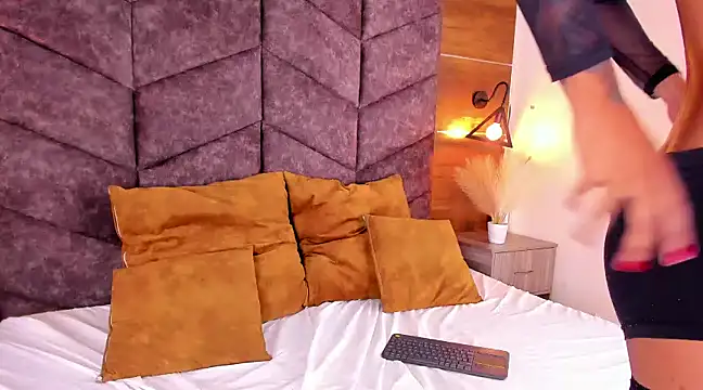 LauraaGomezz   online show from January 31, 2025, 1:33 am