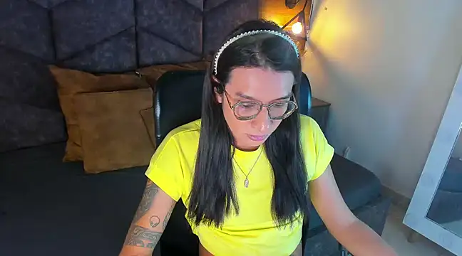 LauraaGomezz   online show from February 3, 2025, 7:31 pm