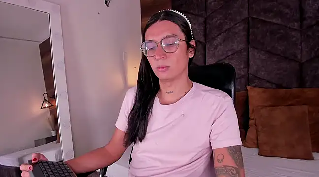 LauraaGomezz   online show from February 9, 2025, 12:19 pm