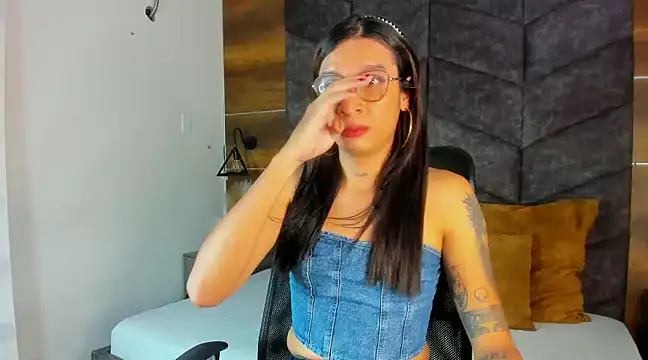 LauraaGomezz   online show from February 19, 2025, 7:27 pm