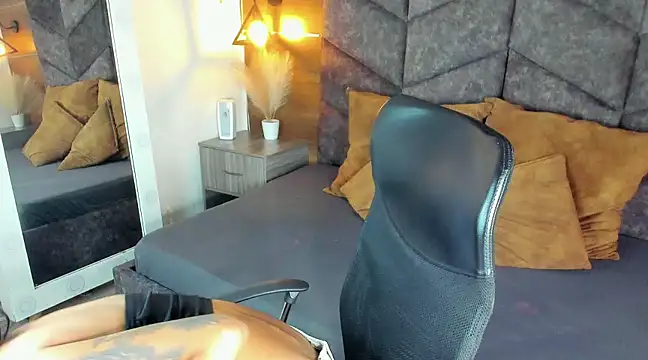 LauraaGomezz   online show from February 20, 2025, 7:19 pm