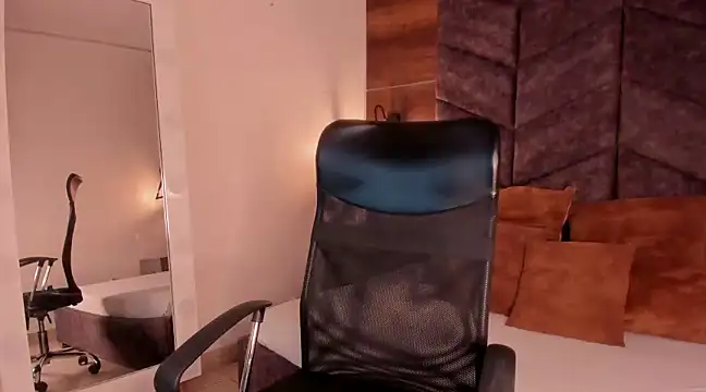 LauraaGomezz   online show from February 24, 2025, 7:30 pm