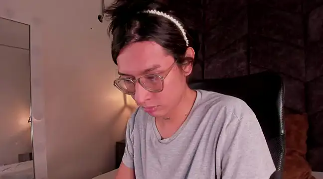 LauraaGomezz   online show from February 24, 2025, 11:09 pm