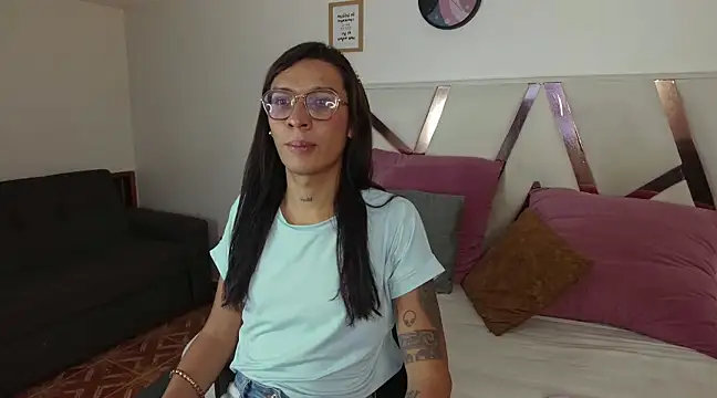 LauraaGomezz   online show from February 25, 2025, 7:25 pm