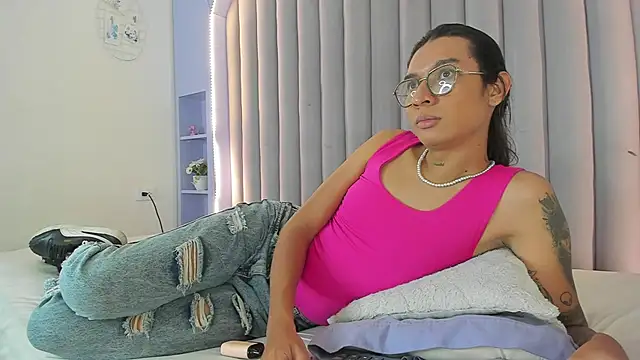 LauraaGomezz   online show from September 8, 2025, 7:35 pm