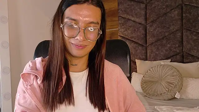 LauraaGomezz   online show from September 16, 2025, 11:39 pm