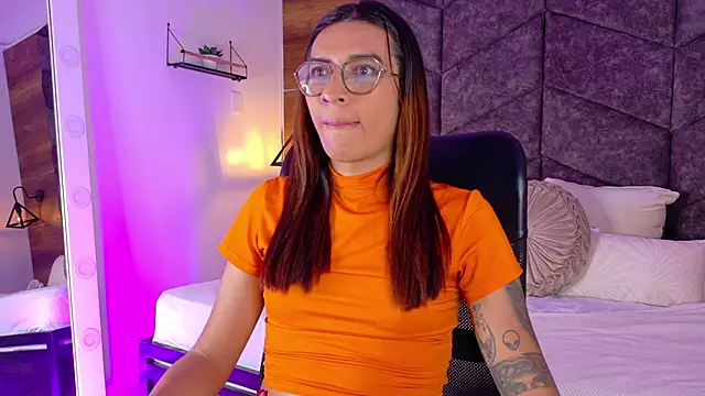 LauraaGomezz   online show from September 23, 2025, 7:28 pm