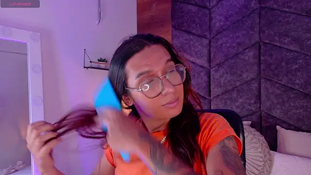 LauraaGomezz   online show from September 25, 2025, 7:28 pm