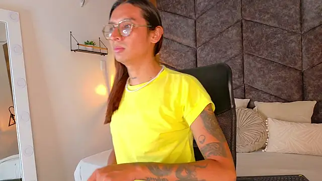 LauraaGomezz   online show from September 27, 2025, 7:30 pm