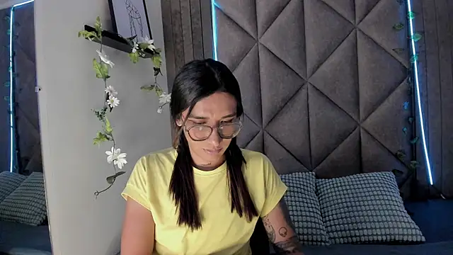 LauraaGomezz   online show from October 14, 2025, 7:36 pm