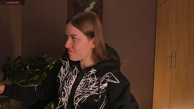 eilynxx online show from February 22, 2025, 3:45 am