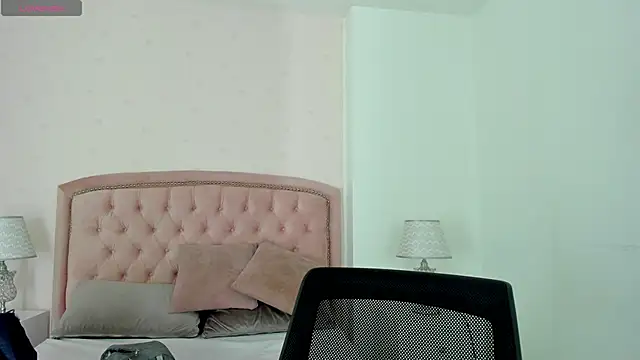 Kendall  Fox online show from October 17, 2025, 4:48 am