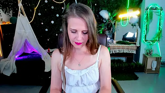 Snapshot of EmiliaBedy chatting on May 13, 2026, 9:17 am EmiliaBedy online show from May 13, 2026, 9:17 am