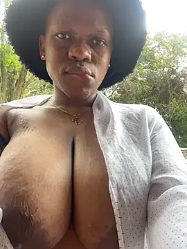 Boneca25 online show from February 7, 2025, 1:01 pm