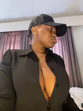 Boneca25 online show from February 12, 2025, 11:40 am