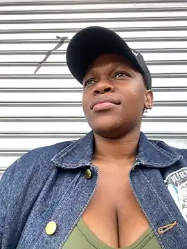 Boneca25 online show from February 13, 2025, 12:43 pm