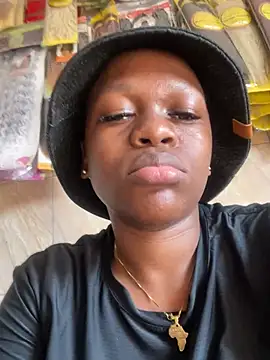 Boneca25 online show from February 24, 2025, 2:04 pm