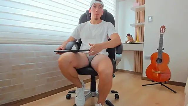 Snapshot of Tombarden chatting on November 26, 2025, 7:04 pm Tombarden online show from November 26, 2025, 7:04 pm