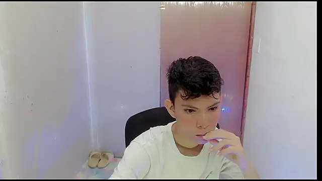 Snapshot of Alexxx_lov chatting on January 30, 2025, 12:37 pm Alexxx lov online show from January 30, 2025, 12:37 pm