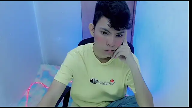 Snapshot of Alexxx_lov chatting on February 2, 2025, 12:35 pm Alexxx lov online show from February 2, 2025, 12:35 pm