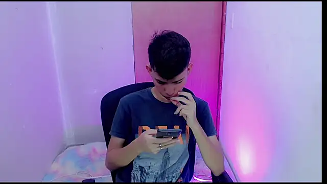 Snapshot of Alexxx_lov chatting on February 8, 2025, 12:28 pm Alexxx lov online show from February 8, 2025, 12:28 pm