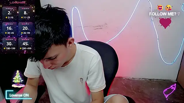 Snapshot of Alexxx_lov chatting on December 18, 2025, 1:06 pm Alexxx lov online show from December 18, 2025, 1:06 pm