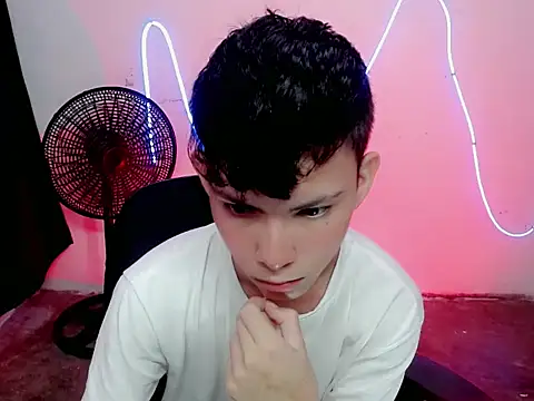 Snapshot of Alexxx_lov chatting on December 19, 2025, 1:07 pm Alexxx lov online show from December 19, 2025, 1:07 pm