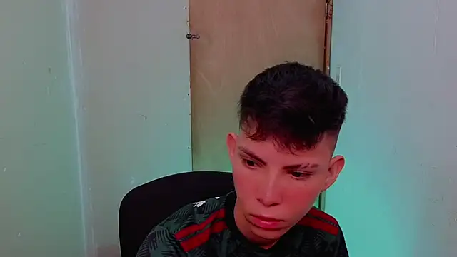 Snapshot of Alexxx_lov chatting on February 13, 2026, 12:23 pm Alexxx lov online show from February 13, 2026, 12:23 pm