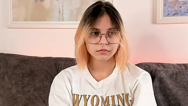 DarelleFare online show from February 4, 2025, 11:16 am