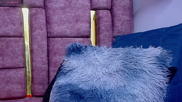 VICTORIAHANK  online show from April 5, 2026, 8:55 am