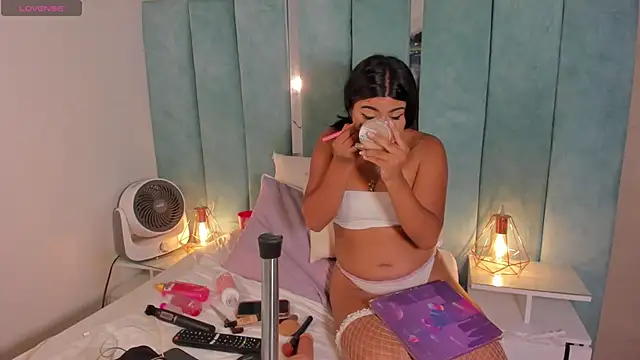 Annita001 online show from May 22, 2026, 6:46 pm