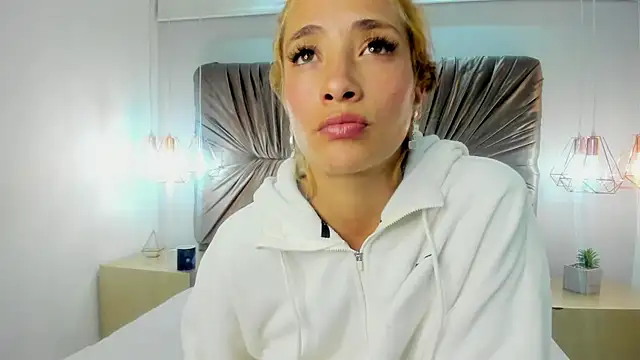 zoe taylorr1 online show from February 26, 2025, 8:15 am