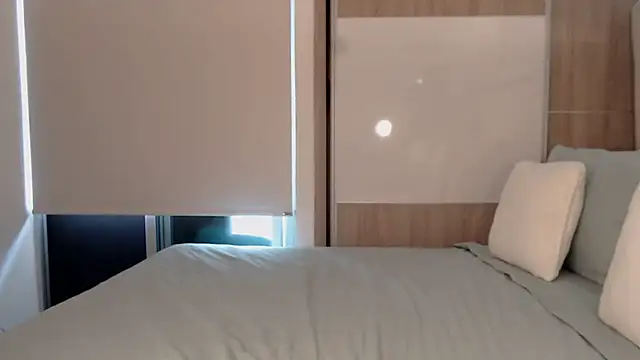 sofiaxox online show from December 4, 2025, 3:10 pm