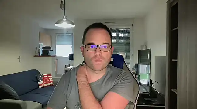 Funnyjul31 online show from January 27, 2025, 4:01 pm