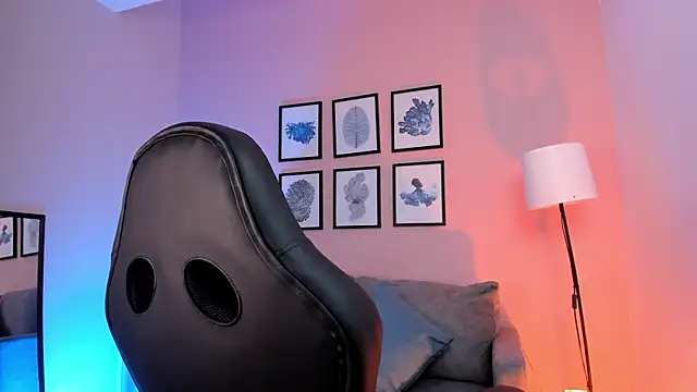 nina  dixon online show from September 17, 2025, 9:05 pm