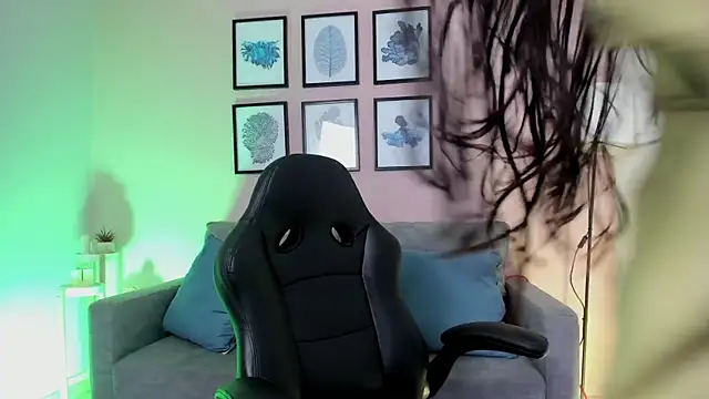 nina  dixon online show from December 17, 2025, 11:44 pm