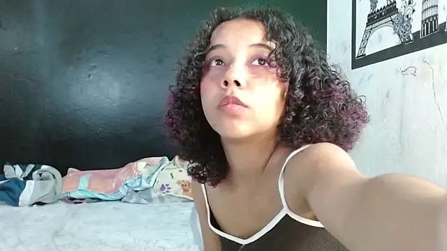 Snapshot of Lola-Pretty chatting on October 7, 2025, 6:05 pm Lola-Pretty online show from October 7, 2025, 6:05 pm