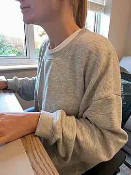 Phoebe Lily online show from October 22, 2025, 7:52 am