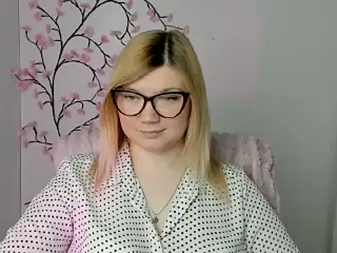 Snapshot of Lola_moree chatting on April 23, 2026, 12:29 pm Lola moree online show from April 23, 2026, 12:29 pm