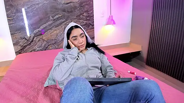 Estefy gomez09 online show from March 21, 2025, 9:45 am