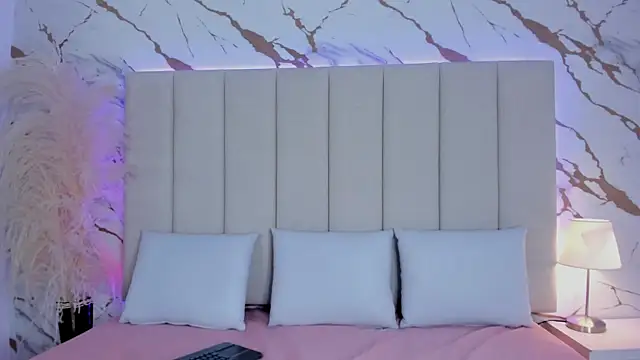 Snapshot of Mia_greco_ chatting on November 1, 2025, 8:33 pm Mia greco online show from November 1, 2025, 8:33 pm