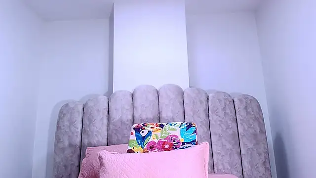 Snapshot of sharlott_miller chatting on December 4, 2025, 11:52 am sharlott miller online show from December 4, 2025, 11:52 am