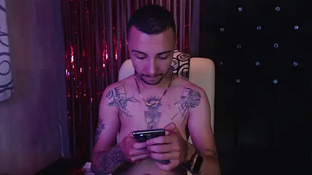 Snapshot of FemToMale chatting on February 14, 2025, 4:37 am FemToMale online show from February 14, 2025, 4:37 am