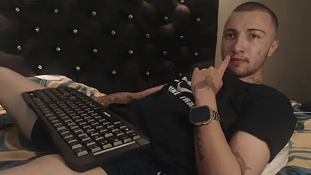 Snapshot of FemToMale chatting on March 1, 2025, 11:47 pm FemToMale online show from March 1, 2025, 11:47 pm