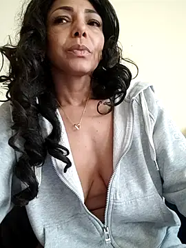 Lunasquirt1985 online show from September 26, 2025, 9:24 am