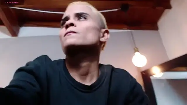 Liiamthompson online show from April 10, 2026, 10:58 pm