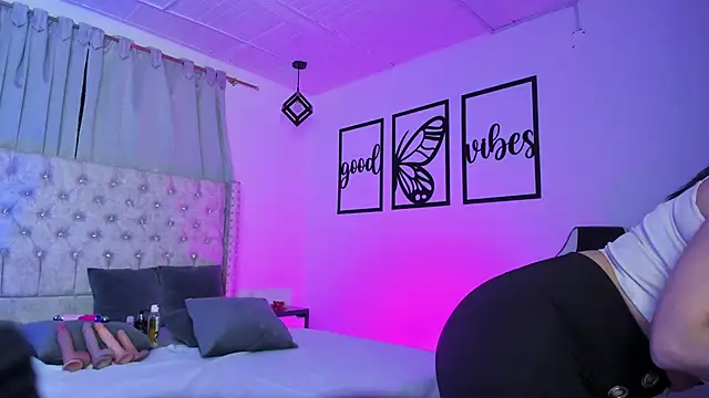 nicolee millerr online show from April 25, 2026, 12:52 pm