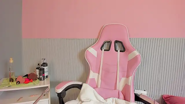 yeikafoxy online show from March 27, 2026, 11:43 am