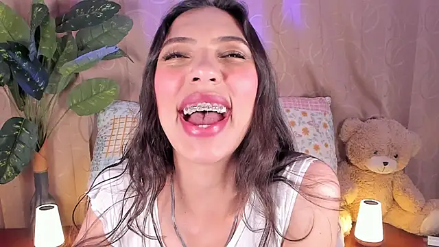 Snapshot of Miss_veronicaa2 chatting on July 13, 2026, 1:47 pm Miss veronicaa2 online show from July 13, 2026, 1:47 pm