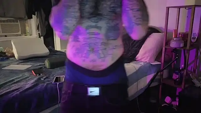 cruz815 online show from April 12, 2026, 1:32 am